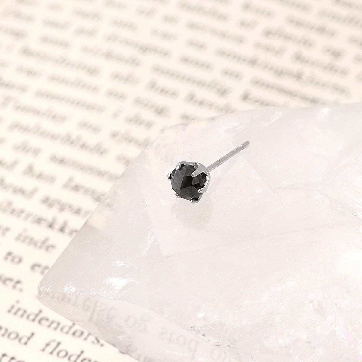 女性へのプレゼント Pt900 ブラックダイヤモンド ピアス (片耳