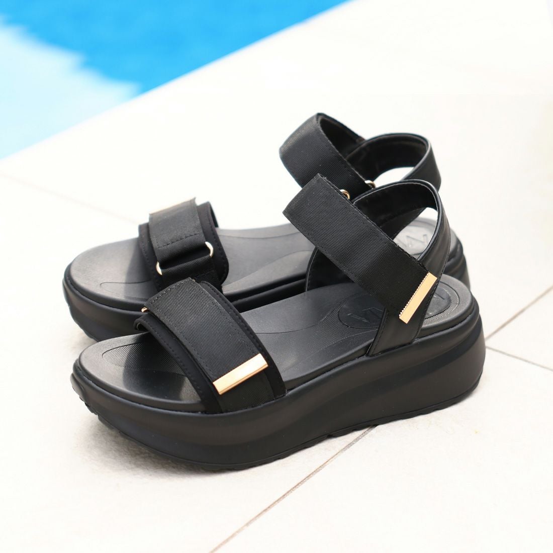厚底ゴールドパーツベルクロスポーツサンダル ｜靴・レディース