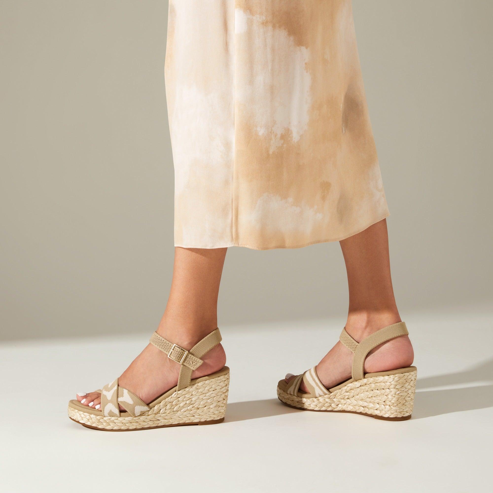 Sally Pro] AdaptAll™ ラウンドトゥ ウェッジヒール サンダル – VIVAIA