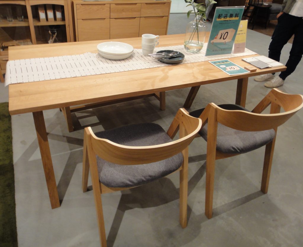 絶妙な木目。unicoのダイニングテーブル「エレムト」レビュー! | 働く