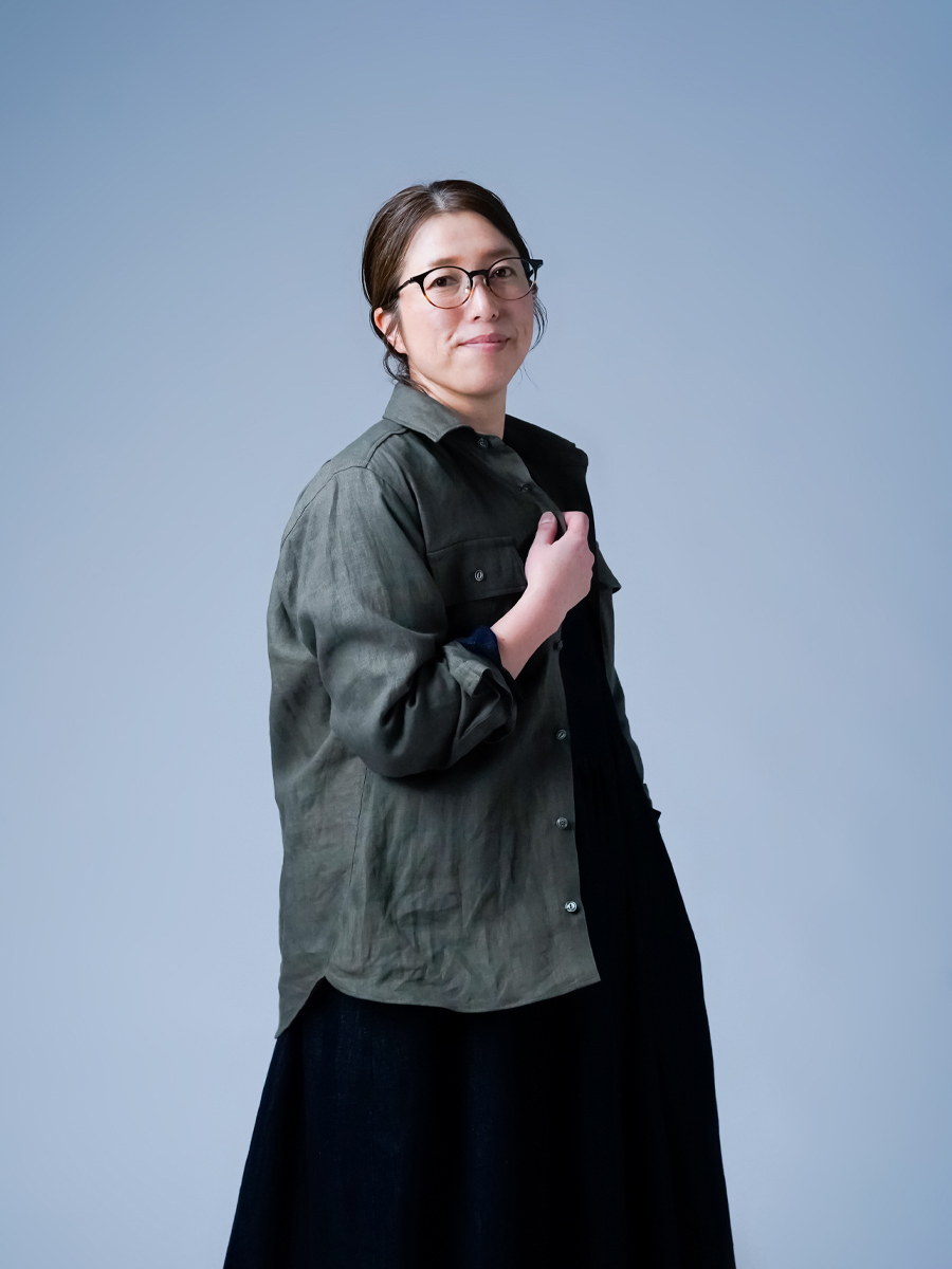 リネンシャツ】洗練と快適さに包まれる リネン サファリシャツ ／ 柳