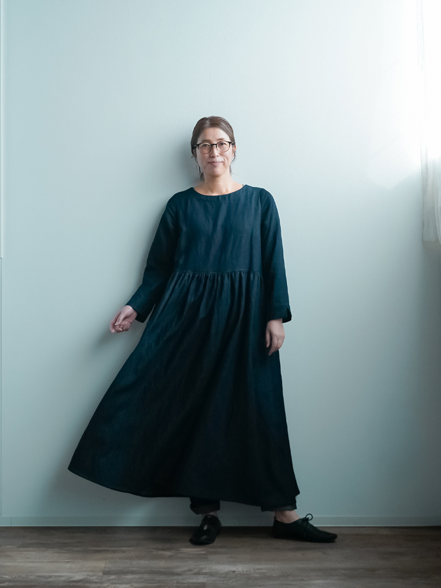 リネンデニムワンピース】歩くとフワッと広がる ギャザードレス