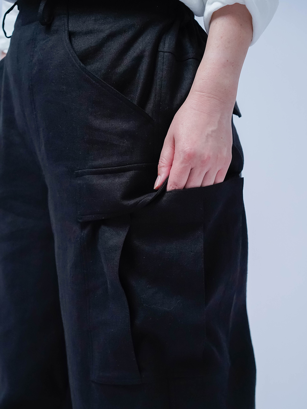 リネンソロテックス】パンツ好きが惚れ込む! 魔法仕掛けのカーゴパンツ