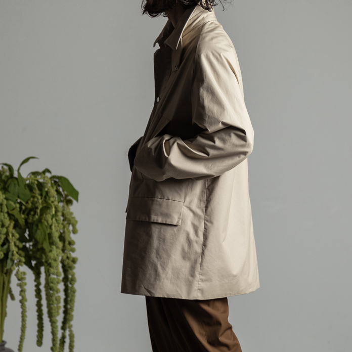 旅のお供に！ ミドルな丈感が秀逸な、マーカウェアの全天候型コート