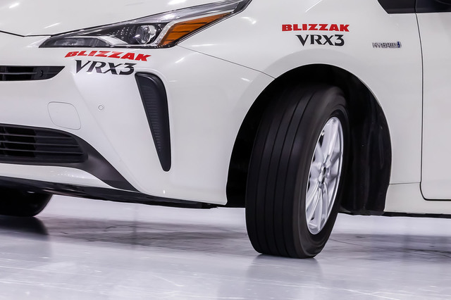 ブリヂストンがスタッドレスタイヤの新商品「ブリザックVRX3」を発表