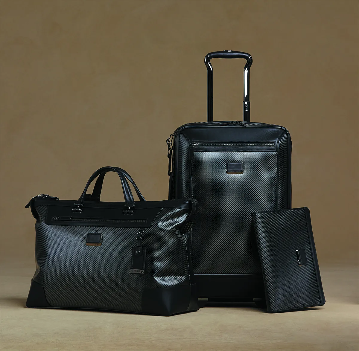 柔らかい」カーボンファイバーを実現：バッグをイノヴェイトするトゥミ