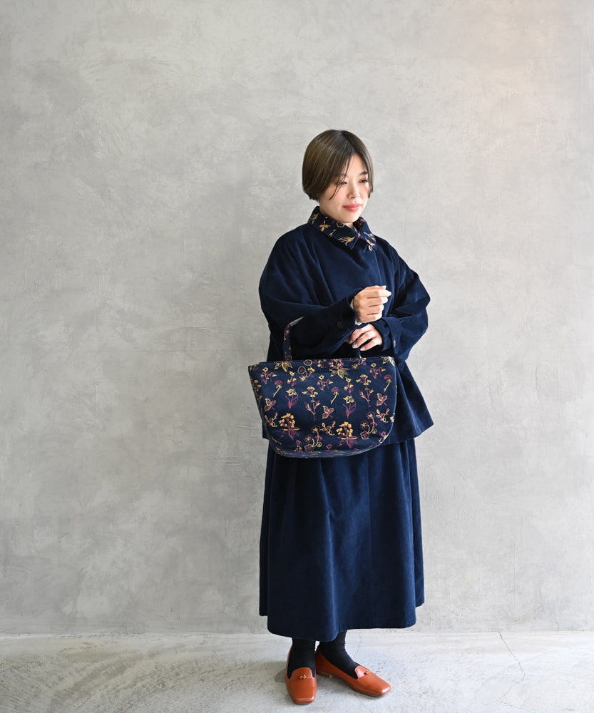 肩かけ可〉〈A4書類可〉〈たっぷりマチあり〉〈ファスナー開き〉〈内外