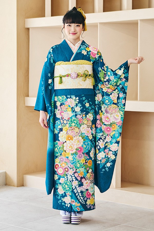 神秘的な青に花が咲く。鮮やかな青色の振袖-S716｜振袖ギャラリー