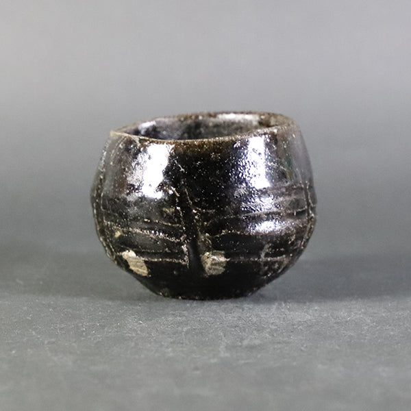 Karatsu Kuro Oribe Sake Cup by Munehiko Maruta – ギャラリー一番館