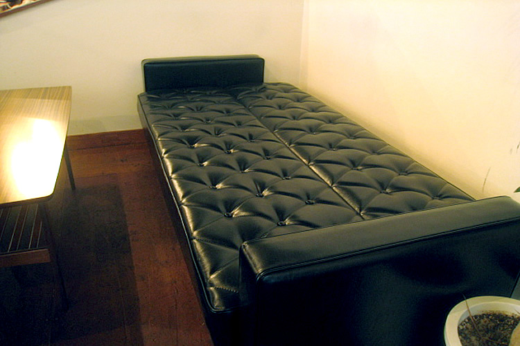 カリモク60 スリーピングソファ（スタンダードブラック） | collect