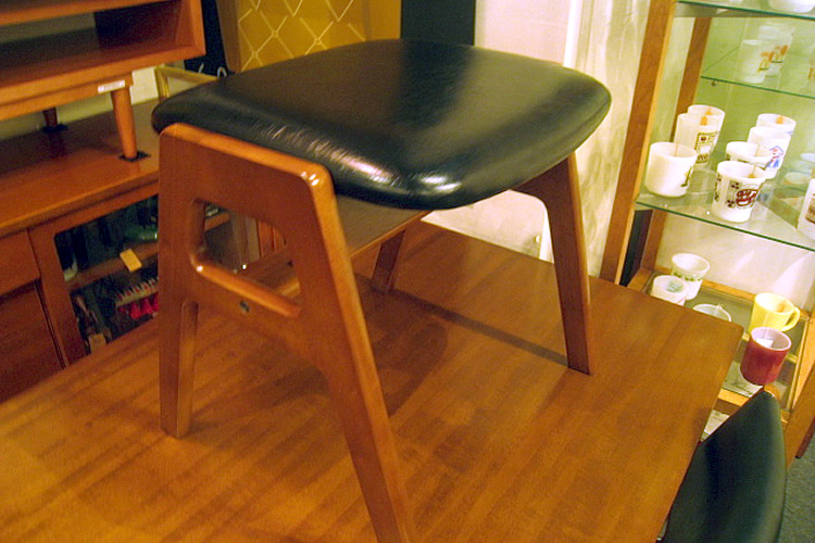 カリモク60 スタッキングスツール（スタンダードブラック） | collect