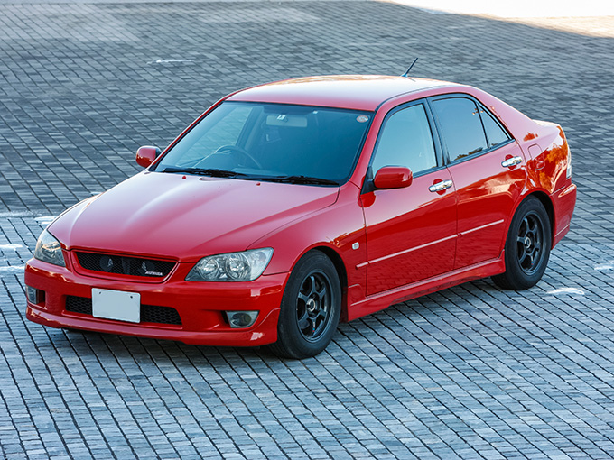 トヨタ アルテッツァ=RS200系のイメージが強いけど、オトナの6気筒