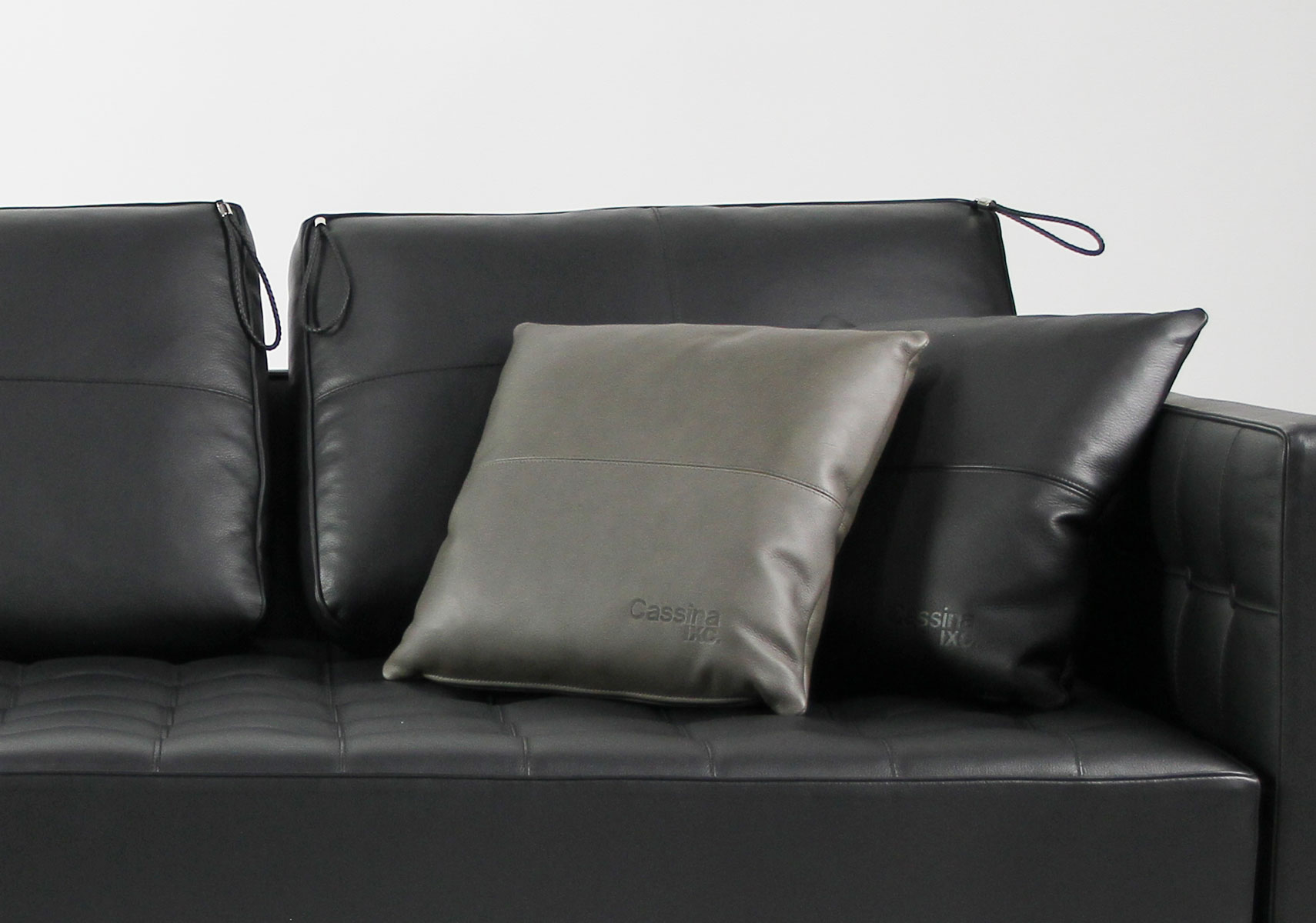 カッシーナ・イクスシー レザークッション FZ革（ロゴあり） ブラック