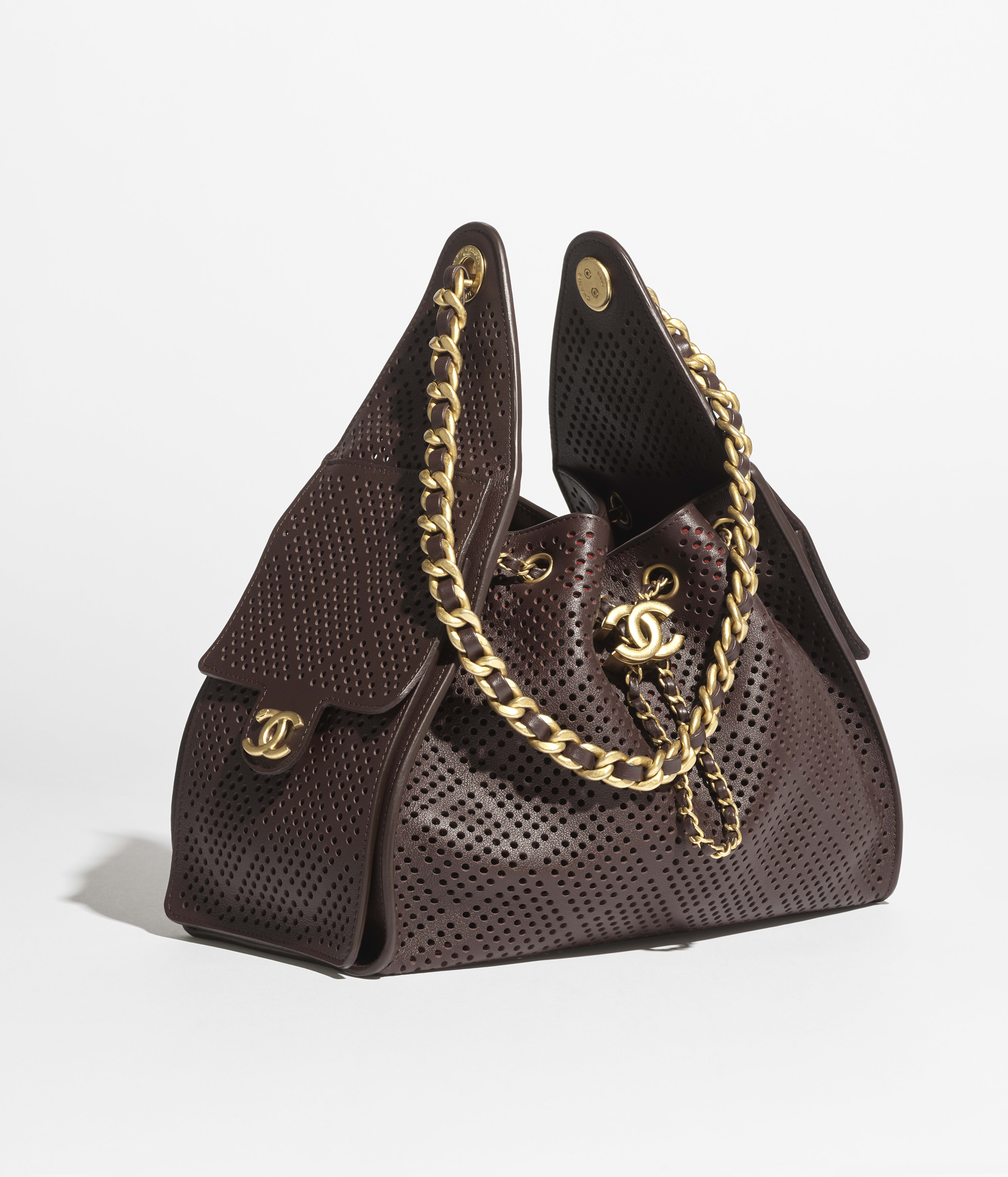 Chanel 25 スモール ハンドバッグ、パンチング カーフスキン、ブラウン