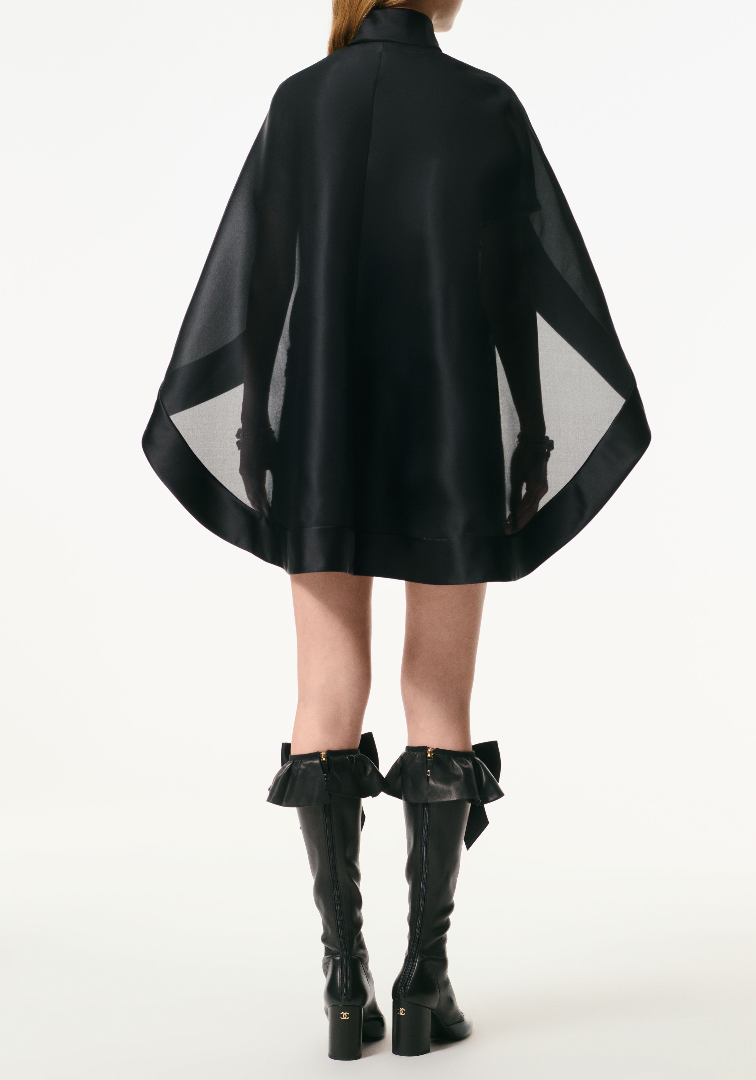 ケープ - シルク オーガンザ、ブラック — ファッション | CHANEL シャネル