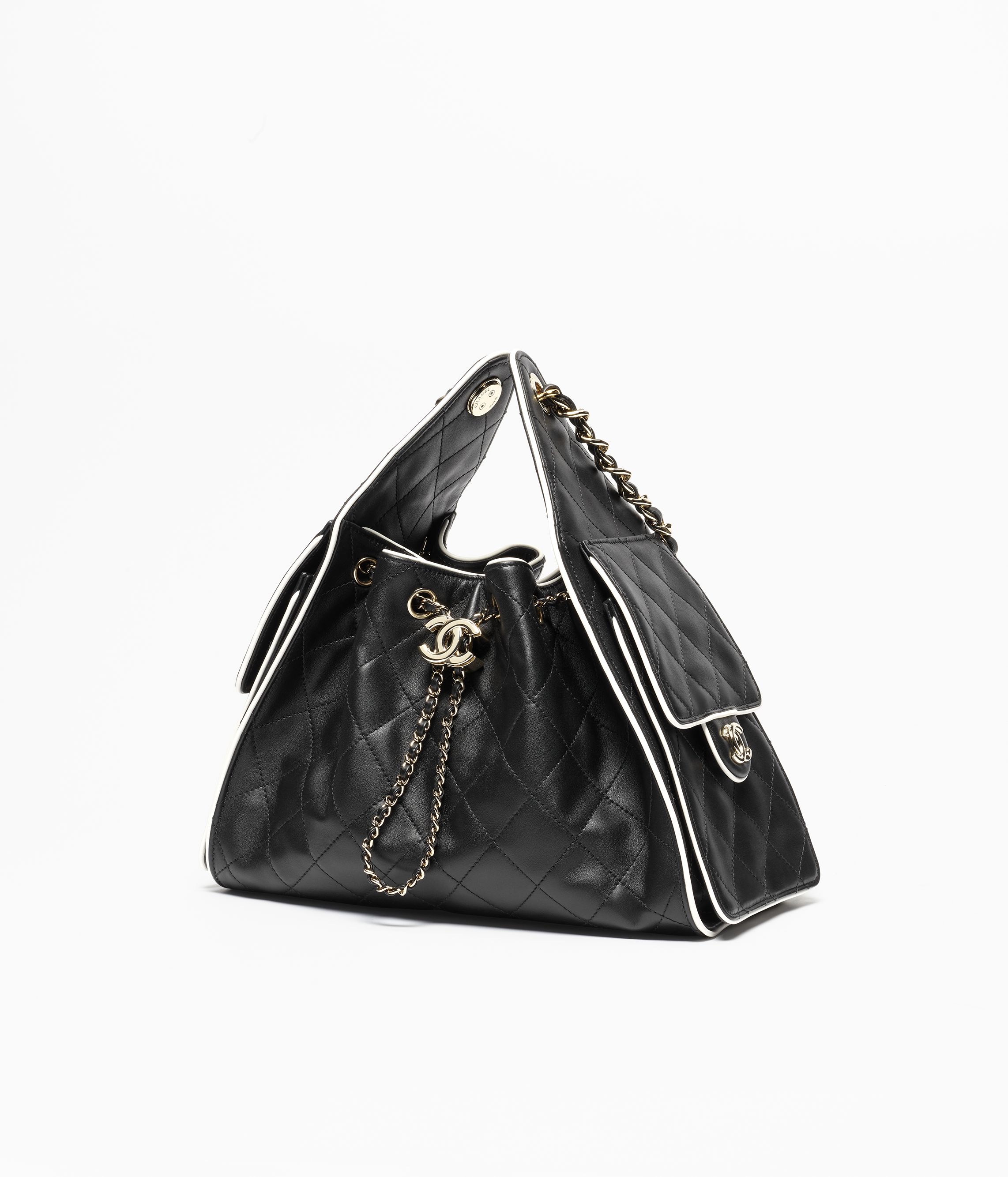 Chanel 25 スモール ハンドバッグ、グレインド カーフスキン、ブラック