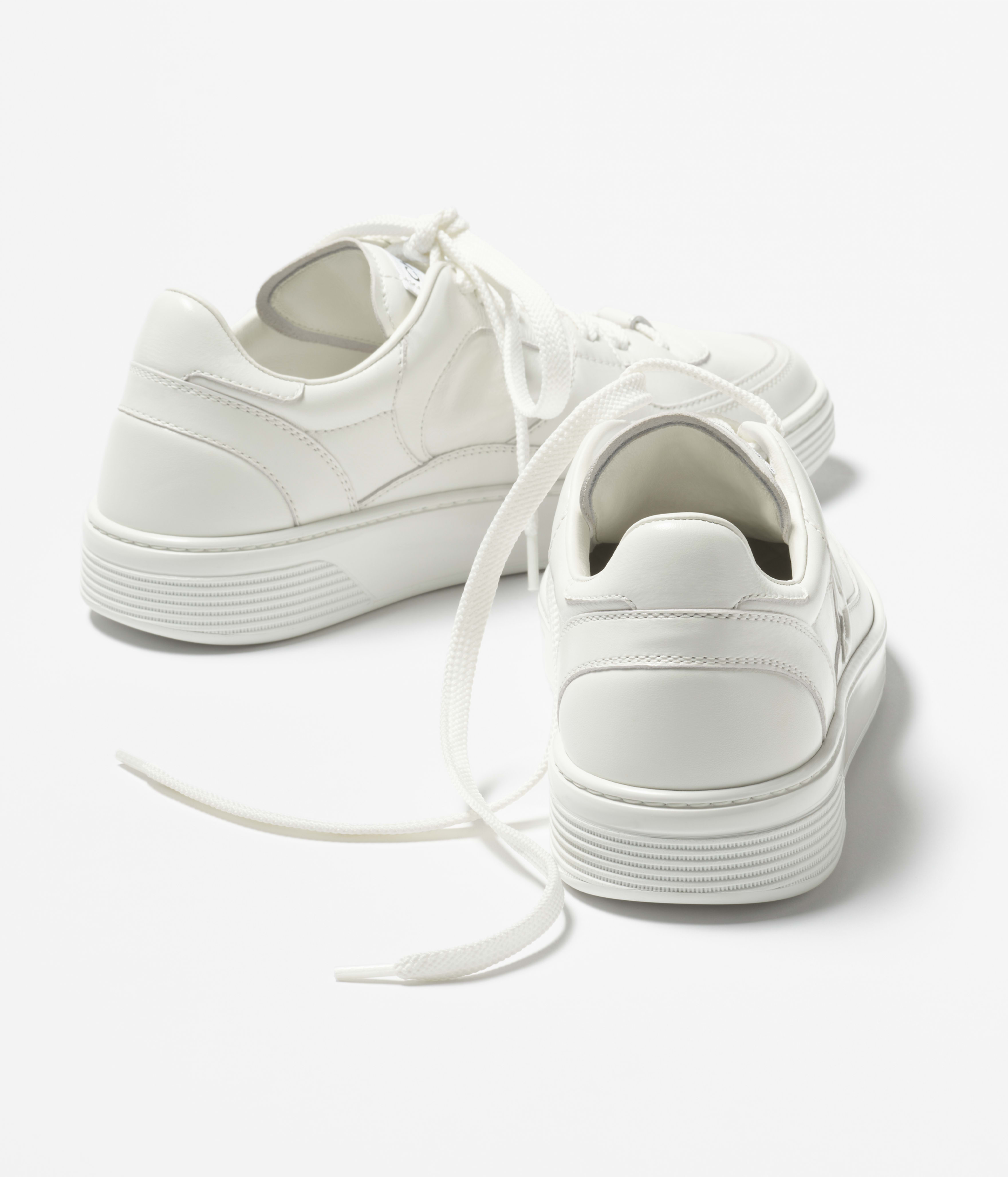 スニーカー - カーフスキン、ホワイト — ファッション | CHANEL シャネル