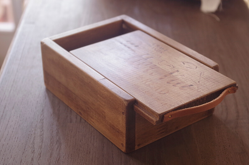 スライド蓋のヴィンテージ風収納ボックス｜シンプル＆アンティーク