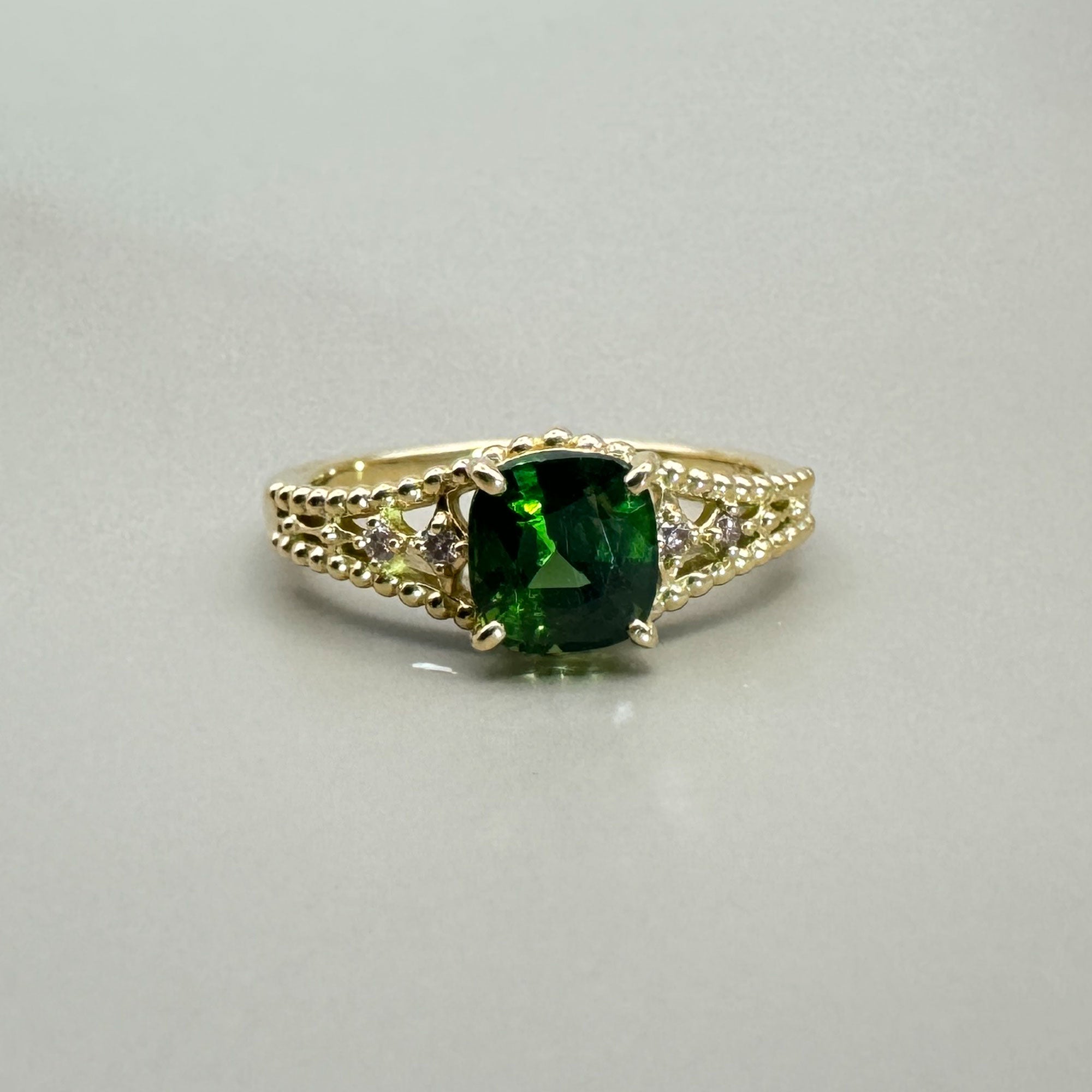 K18グリーンジルコンリング – 宝石修飾工房波多ゑ