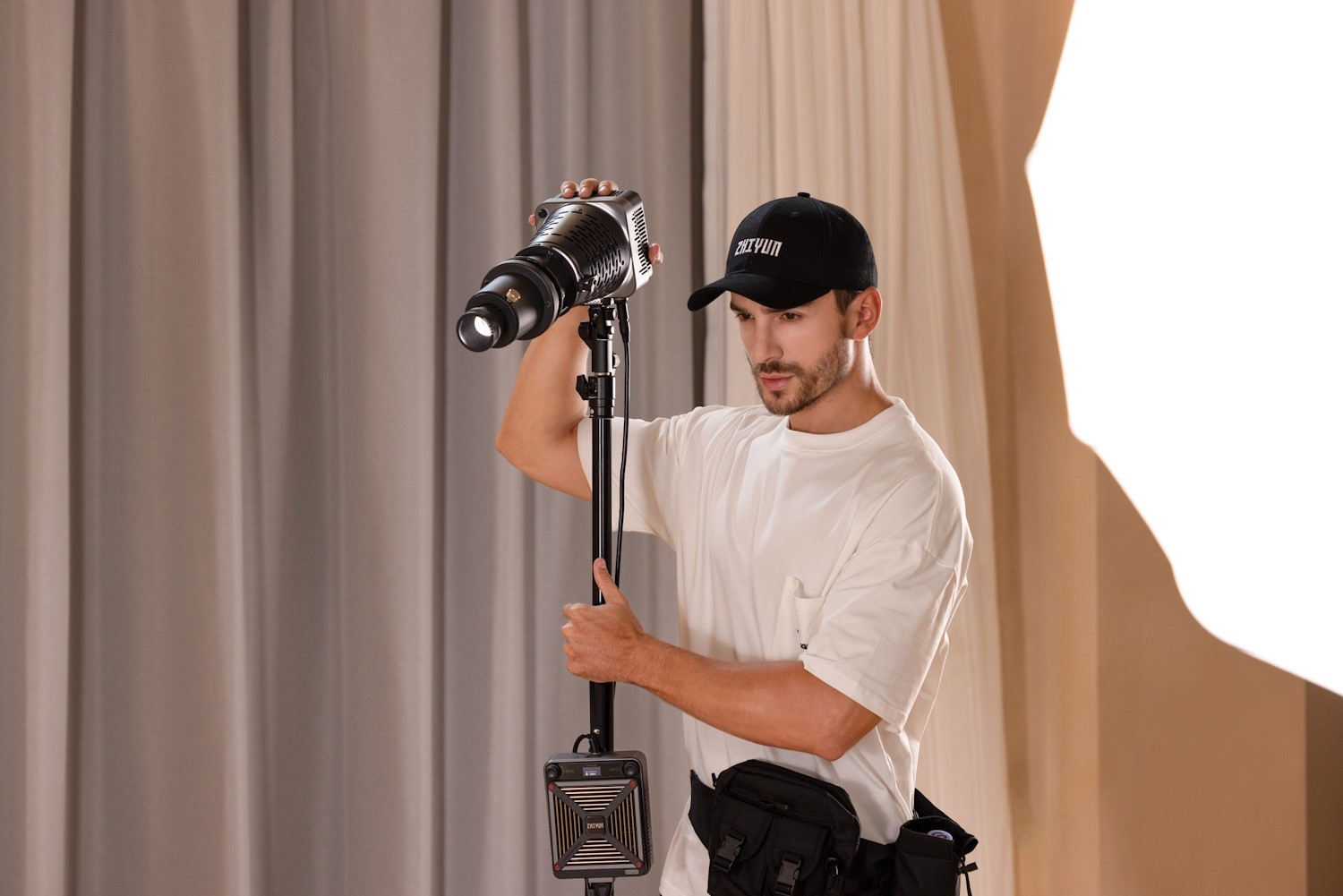 ZHIYUNがMOLUS G200 COB LEDスポットライトとFIVERAY V60 Light Wandを