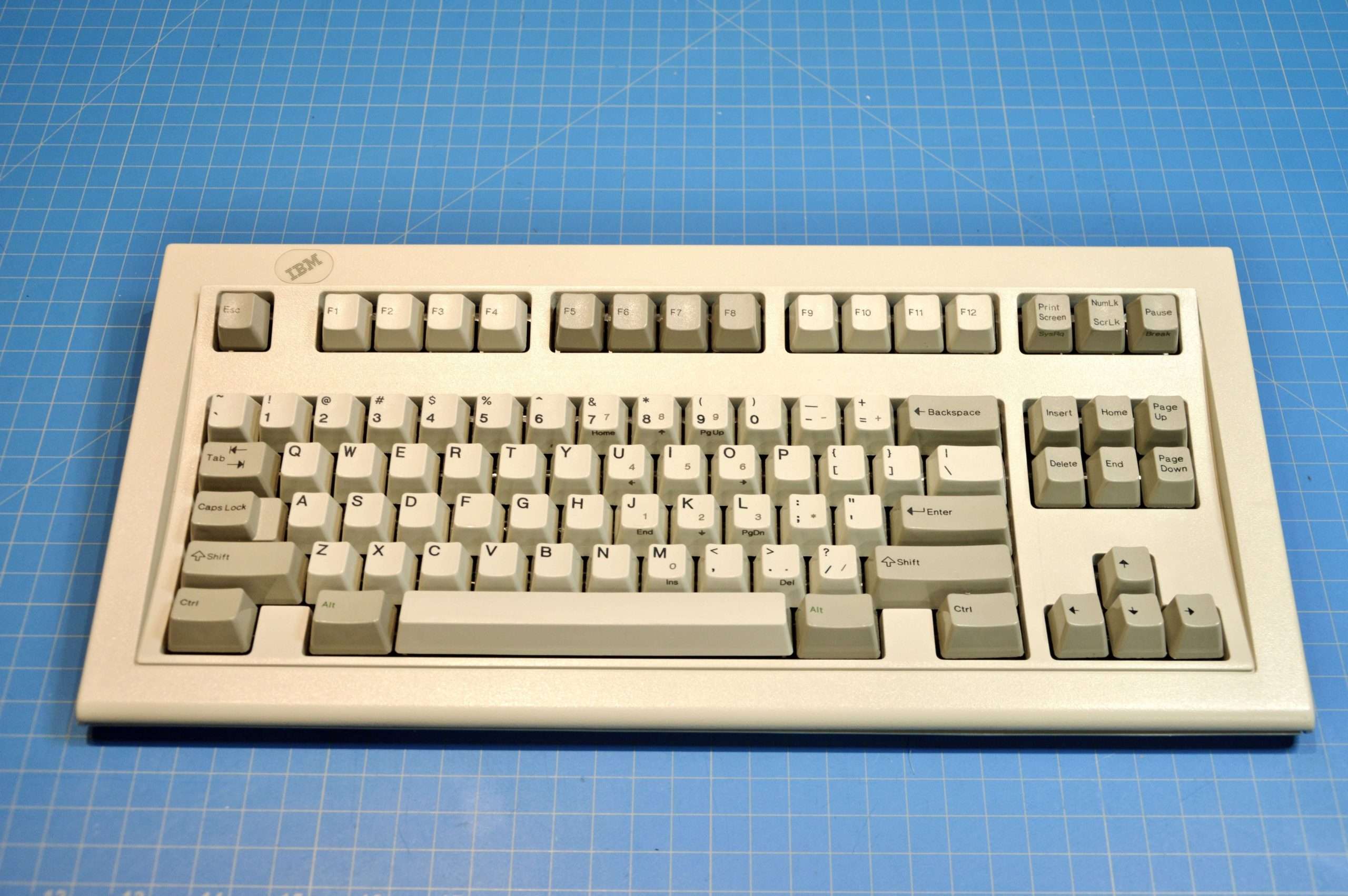 IBM model M 84-key (space saving SSK) 1391472 15 OCT 87