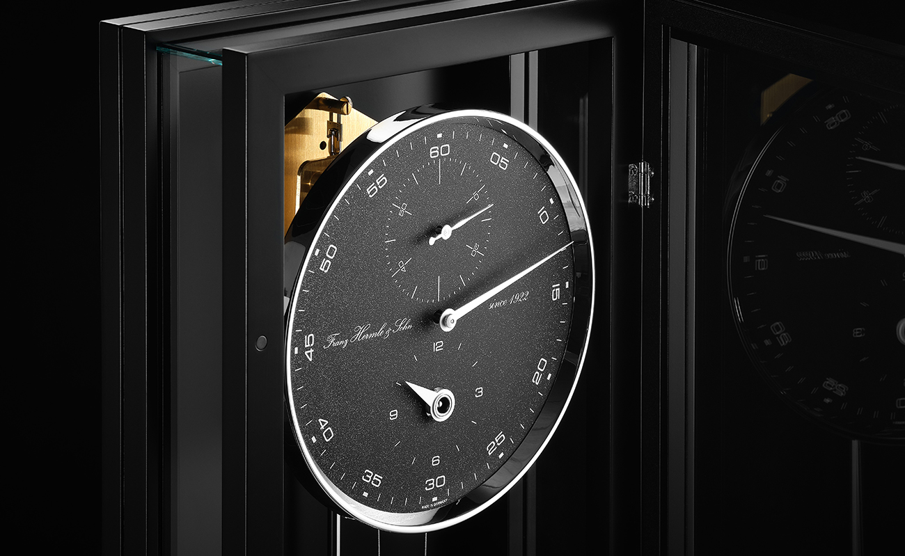 ドイツ・ヘルムレ社の高級機械式柱掛時計。ミニマルでありながら非常に