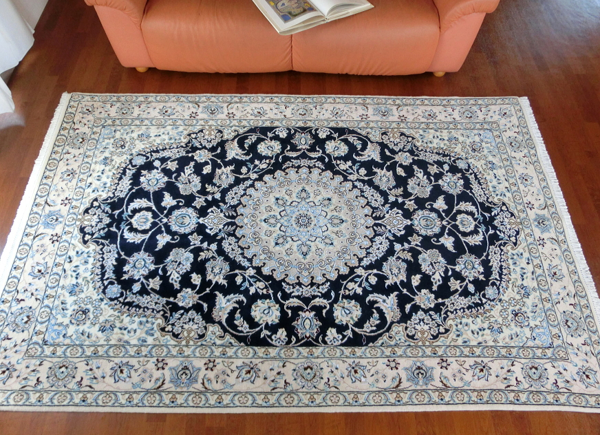 ペルシャ絨毯・ナイン産 リビングサイズ ウール、シルク混 濃紺