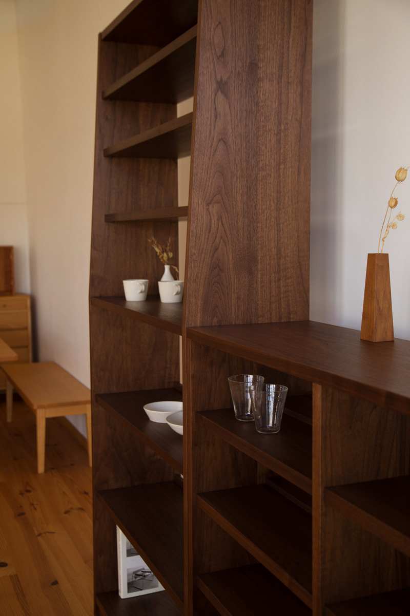 ウォールナットのオーダー本棚（ブックシェルフ）・C-382 家具工房クラポ