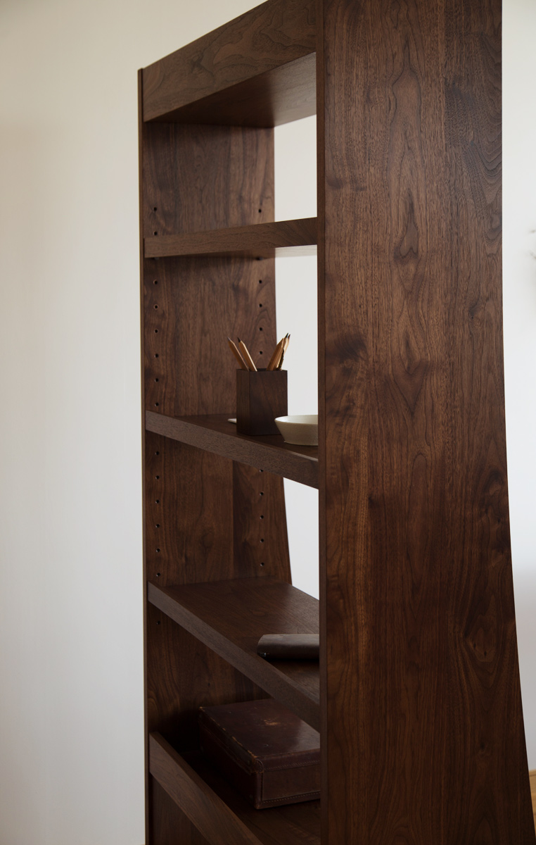 ウォールナット無垢材のオーダー本棚（オープンシェルフ） 幅90cm 高さ