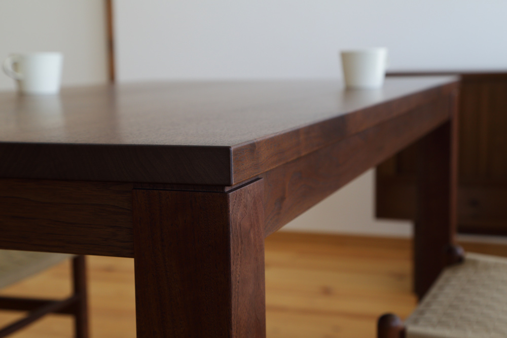 ウォールナット・チェリー無垢材のダイニングテーブル5272 太い4本脚