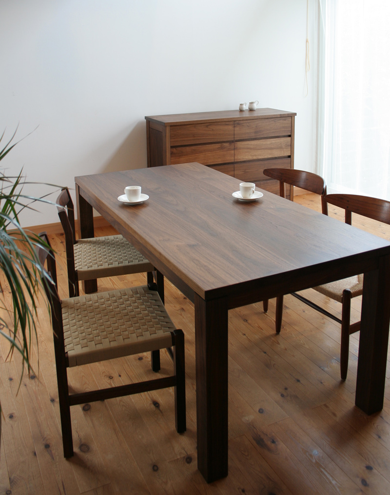 ウォールナット・チェリー無垢材のダイニングテーブル5272 太い4本脚