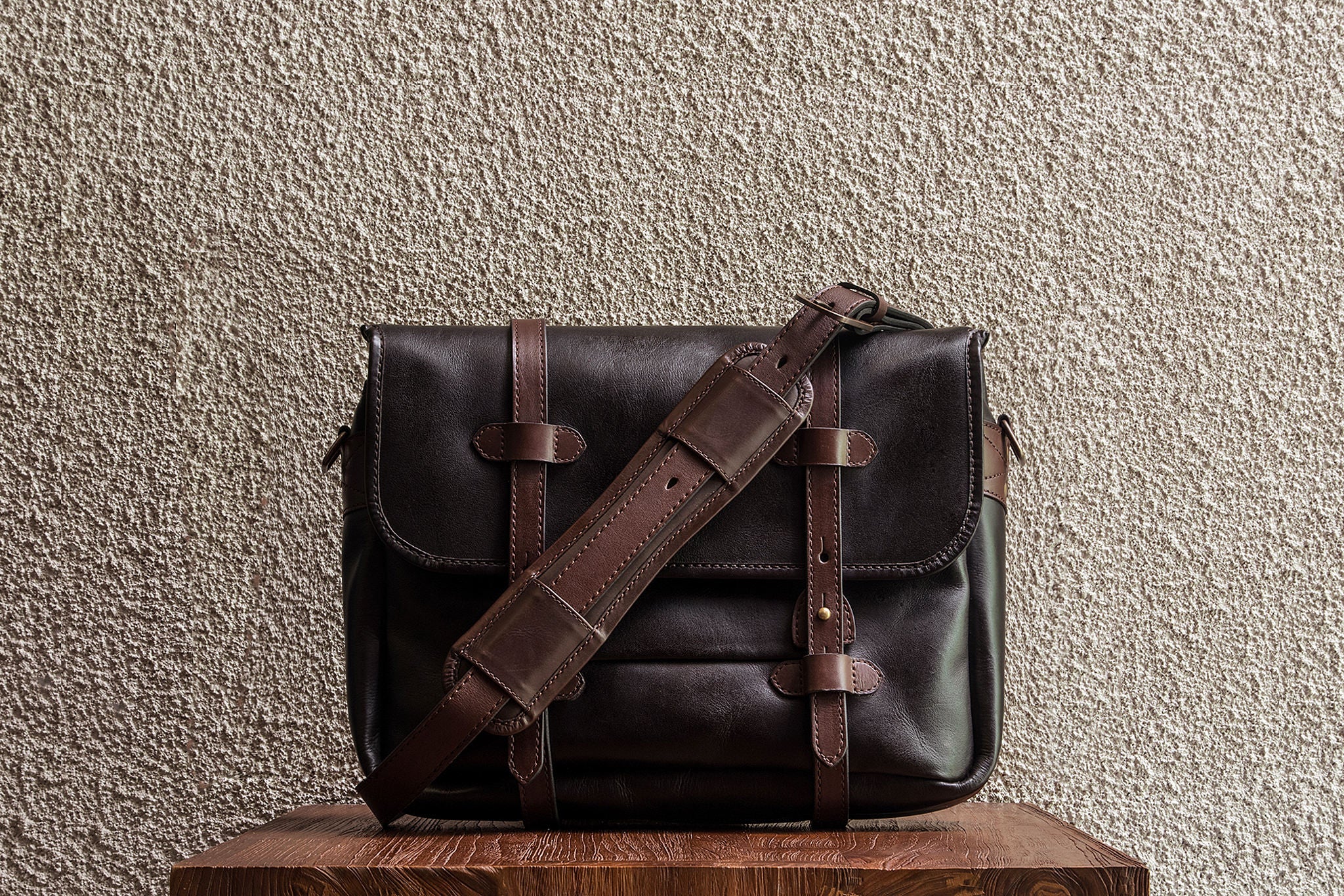 Cravar : Well made leather briefcases, messenger and camera bags