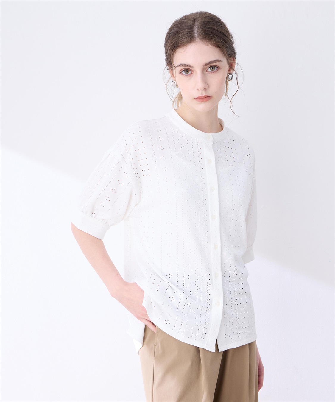カットワークレースバンドカラーブラウス LE SOUK HOLIDAY｜クロス