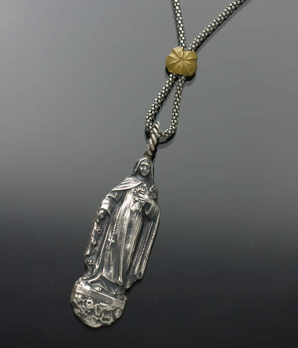 チバ ユウスケさん着用のMARQUEEマリアペンダントMQE-700