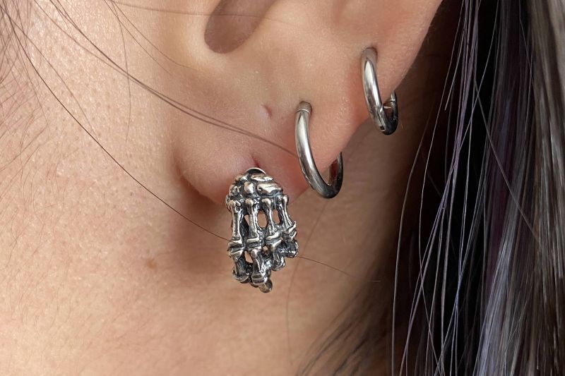 掴む手骨 ピアス