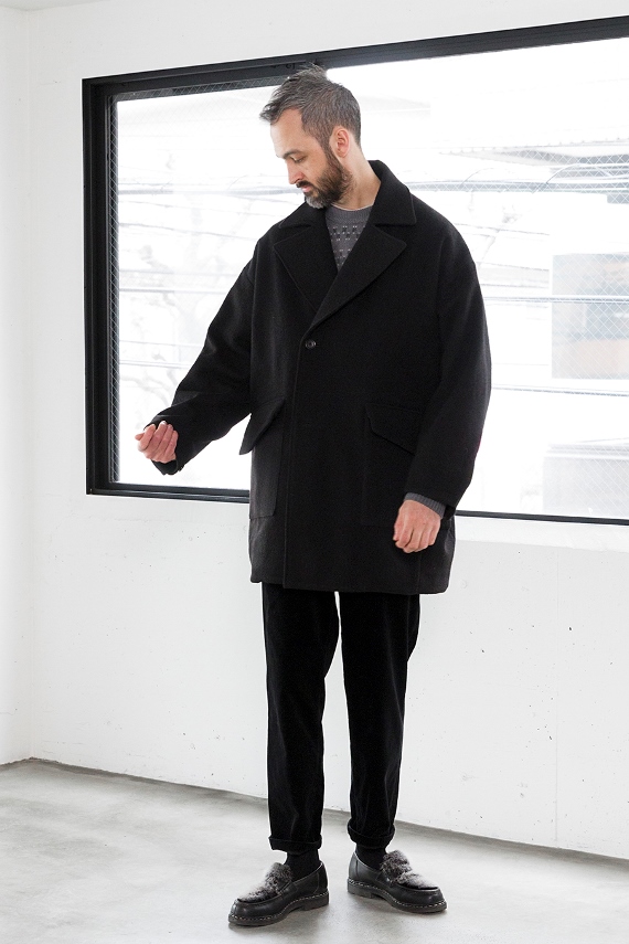 STILL BY HAND 丸みのあるウール素材のラペルドコート（CO05203