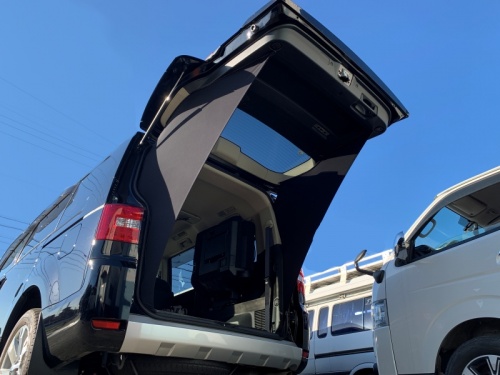 アイズ-ブロッカー|リアゲートタープ|⾬‧⽇差し‧視線をブロック|デリカ