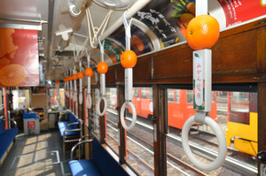 みかん・タルト電車、出発進行 つり革に本物そっくり模型 伊予鉄道