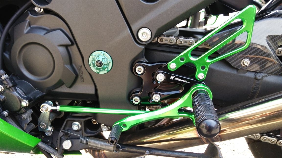 ZX-14Rにカラーオーダーができるバックステップを装着！| AxxL