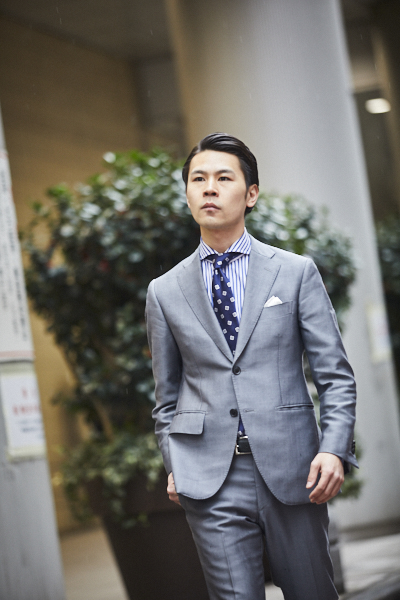 スーツはモヘア混の生地なので、春夏らしい光沢感のあるグレーになっ