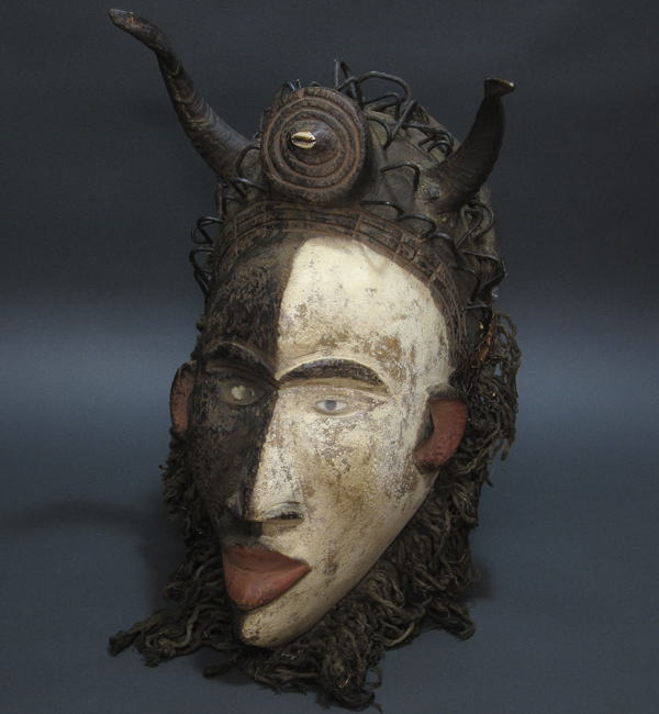 呪術師の仮面<アフリカの仮面(木彫り)：アフリカ雑貨アザライ