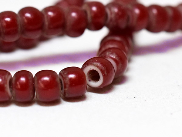 2410】ANTIQUEホワイトハート血赤輪切型中小粒ビーズ一連(Φ4.5mm