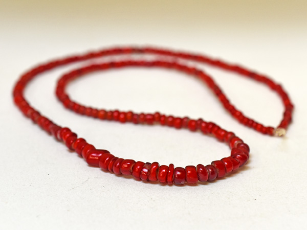 2410】ANTIQUEホワイトハート血赤含む濃いめの赤中小粒ミックスビーズ