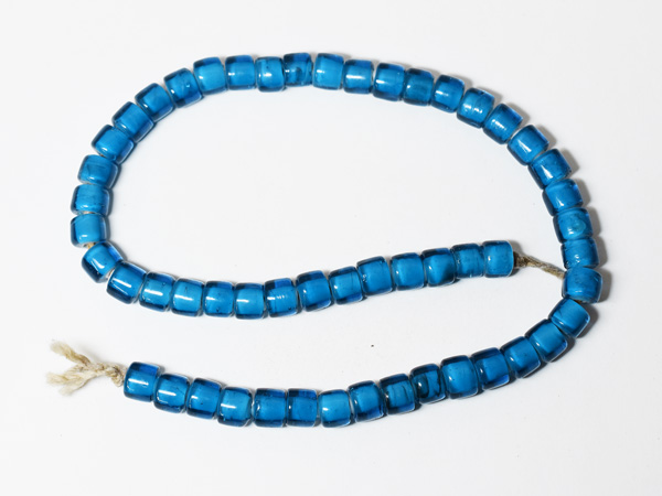 2503】ホワイトハーツセミクリアブルー筒型大粒ビーズ一連D（Φ9.5mm