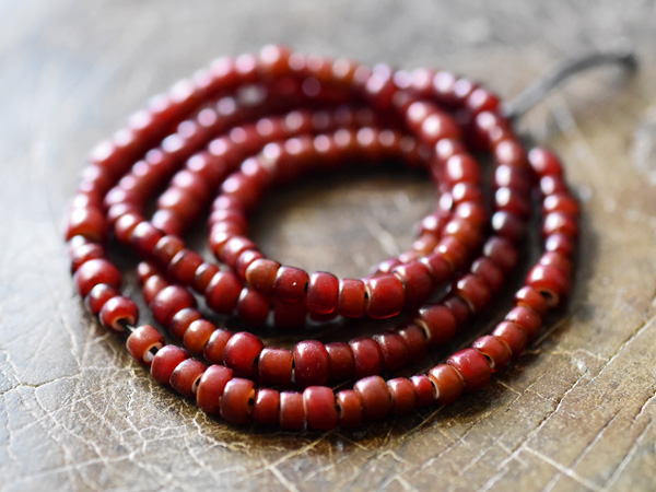 2512】ANTIQUEホワイトハーツ血赤&濃赤輪切型ミックス中粒ビーズ一連A1