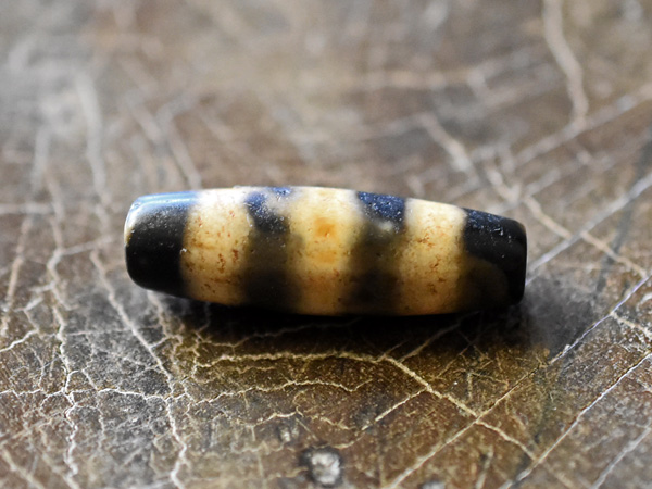 2602】チベット天珠 3本線紋様細めの丸管珠2 Dzi チュンズィー,とんぼ