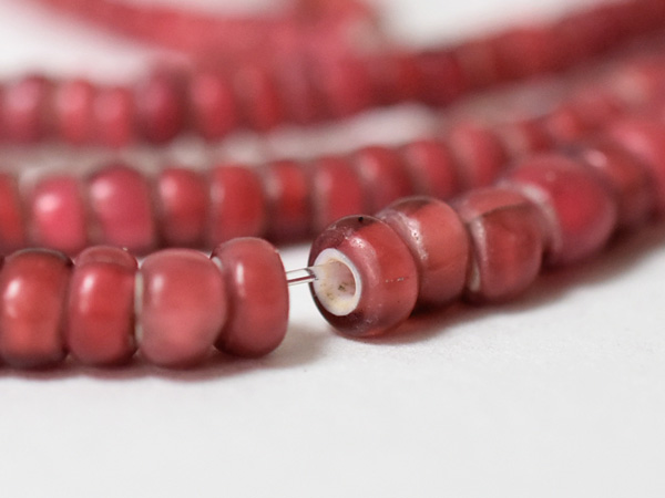 2205】ANTIQUE金赤ホワイトハーツ中小粒ビーズ一連（Φ4.0mm）,とんぼ玉