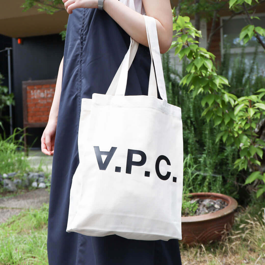 A.P.C. アーペーセー Laure ブラックロゴトートバッグ｜BORN FREE