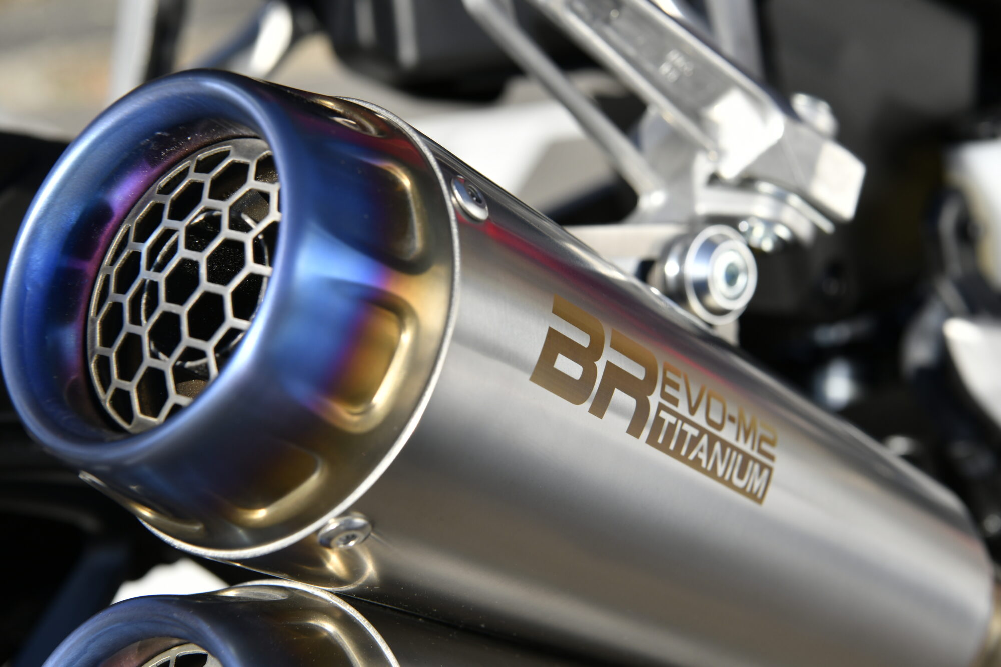 BR EVO M2 TITANIUM：ZX-4RR / ZX-4R SE：2023〜：政府認証 ｜ BEAMS