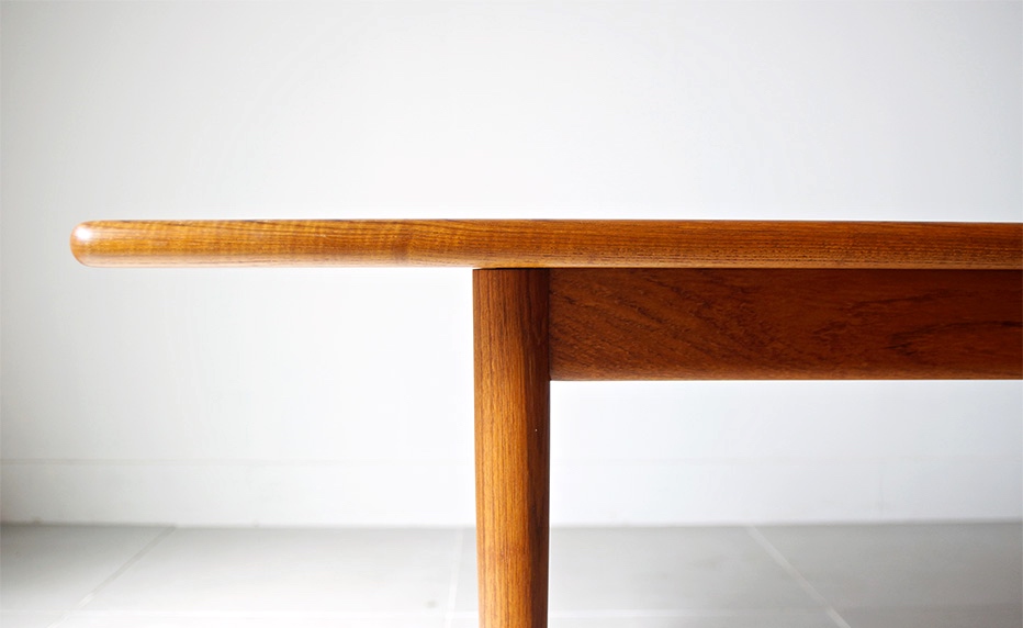 Bellbet | Coffee table by Hans J. Wegner for GETAMA